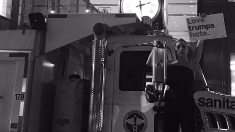 Lady Gaga, en la foto que colg� protestando en la Trump Tower. 