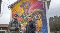 Vedra. El artista urbano Diego AS pinta un mural de los Xenerais da Ulla en la escuela de San Xin de Sales, en Vedra. Lo acompaa Santiago Neira, presidente de la asociacin vecinal promotora de la idea
