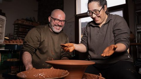Marcelo y Mar�a del Carmen en su taller de Os Mu��os
