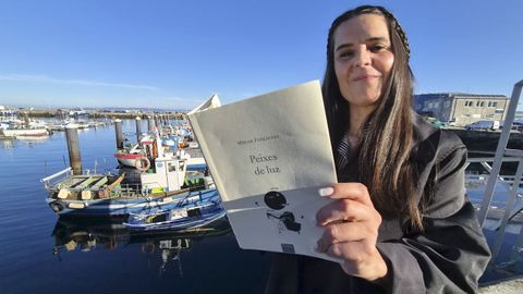 M�riam Ferrad�ns, no porto de Bueu co seu libro �Peixes de luz�