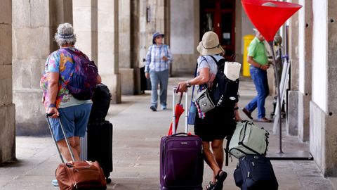 Las calles de A Coru�a se llenaron desde primera hora de este mi�rcoles de turistas que han venido a la ciudad para ver el eclipse