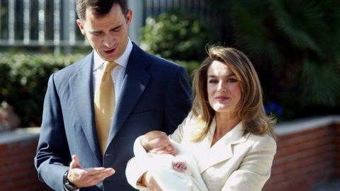 Letizia y Felipe, presentando a los medios a su primera hija y heredera, Leonor. 