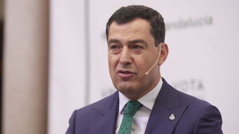 El presidente de la Junta de Andaluc�a, Juanma Moreno, durante un encuentro informativo.