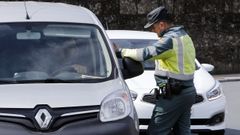 Controles de la Guardia Civil en el nudo de Bombeiros durante el primer estado de alarma