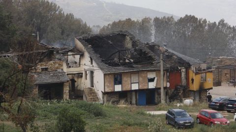 Imagen de varias de las viviendas de Alixo que ardieron en el 2022.