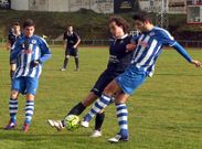 Diego N��ez pugna por un bal�n en el partido que ayer jugaron el Lemos y el Puebla. 