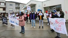 Imagen de la protesta realizada por los trabajadores de A Gali�a Azul y del centro de d�a de Praia Xard�n