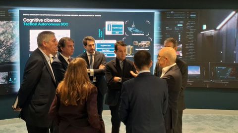 El presidente de Indra (en el centro), este viernes,��en una presentaci�n de IndraMind con el presidente de Airbus