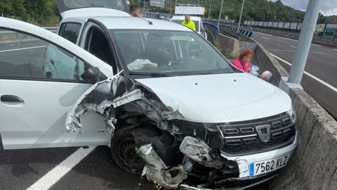 Estado en el que qued&oacute; el turismo accidentado en la AG-53 en el que viajaban cinco integrantes de la Orquestra Sons de Agui&ntilde;o de Ribeira