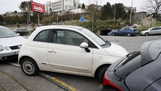 Los conductores intentan aprovechar al m�ximo los escasos huecos para aparcar sin tener que pagar en el entorno del Hospital Teresa Herrera de A Coru�a, el materno del Chuac.