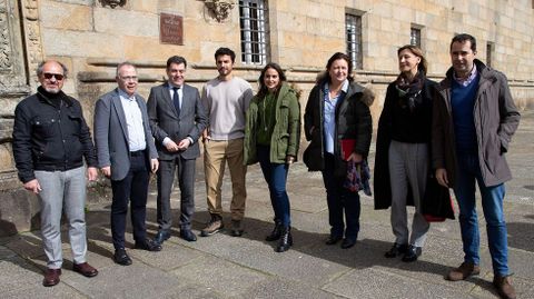Verónica Echegui y Álex González a su llegada a Santiago tras el rodaje de «3 caminos»