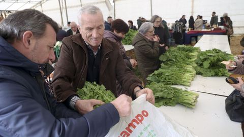 Puesto de venta de la Feira do Grelo de Xestoso.