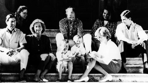 DON JUAN CARLOS I Y DO�A SOF�A, REYES DE ESPA�A, SENTADOS JUNTO AL PR�NCIPE CARLOS  Y LA PRINCESA DIANA EN LA ESCALERA DEL PALACIO DE MARIVET EN MALLORCA