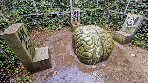 Vandalismo en la Obra «Una folie», de Anne&Patrick Pirier, en la Illa de Covo o Illa de Esculturas, en Pontevedra