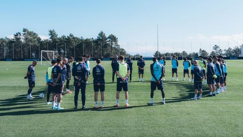 Jugadores y cuerpo t�cnico del Celta, guardando un minuto de silencio antes de entrenar en la Cidade Deportiva Afouteza.
