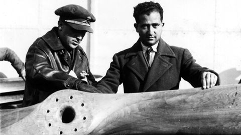 Ram�n Franco y Ruiz de Alda dando los �ltimos toques antes de la colocaci�n de la h�lice en el Plus Ultra.