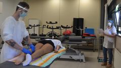 Dos alumnos de Fisioterapia (Bel�n hace aqu� el papel de paciente) examin�ndose en Pontevedra