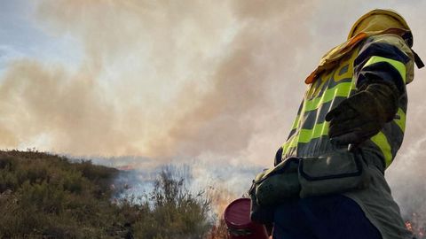 Maruxa Formoso, durante un incendio este verano en Ourense.