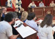 El portavoz de FeC, �lvaro Montes, observa al del BNG, Iv�n Rivas, durante el pleno de ayer. 