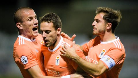 Gol Casi Lolo Josin Vetusta Gernika.Casi, Lolo y Jos�n celebran el tanto del atacante