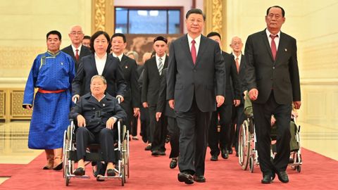 Xi Jinping, este mi�rcoles, con los ciudadanos a los que impuso la medalla del 1 de julio, la m�s alta distinci�n que entrega el Partido Comunista chino