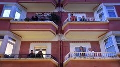 Numerosos coru�eses salen estos d�as a las ventanas para aplaudir, en solidaridad con el personal sanitario.