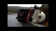 Vuelca en Leiro un cami�n cargado de gas propano