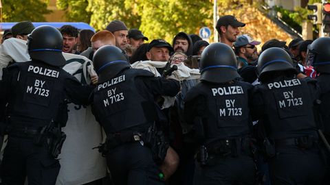 Polic�as contienen a los manifestantes en Berl�n.