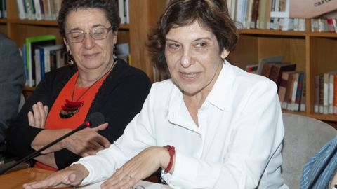 Ana Rosa Martnez Loredo, a la izquierda, con Rosario lvarez, presidenta del Consello da Cultura Galega, durante la presentacin del libro sobre su abuelo, el ribadense Federico Mediante