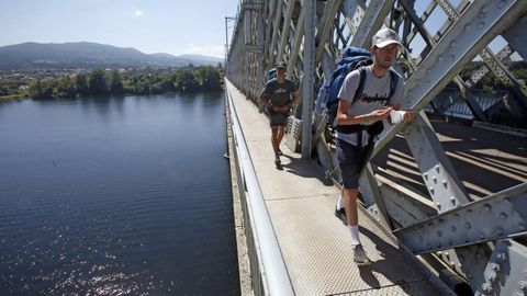 Adam y Martin, dos peregrinos checos en el Puente Internacional de Tui, comenzaron en Oporto