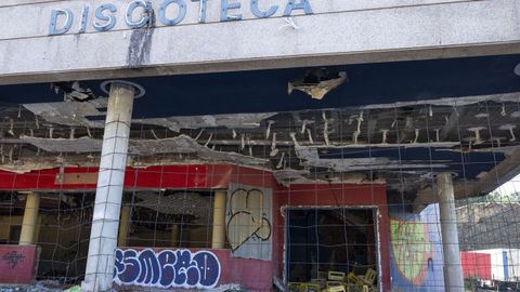 Lo que fue la sala de fiestas A Revolta, de Carballo, totalmente abandonada