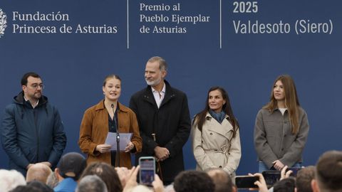 Los reyes, la princesa de Asturias y la infanta Sof�a durante su visita a Valdesoto, en el concejo de Siero, este s�bado, donde la heredera de la Corona ha hecho entrega del Premio al Pueblo Ejemplar con el que fue reconocida esta parroquia tras presentar su candidatura durante 21 ediciones