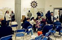 Las colas y esperas en el interior del edificio de Portonovo son diarias. 