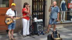 Mientras Ferrol debate sobre ruidos y msica, intrpretes callejeros como los de la foto aprovechan el verano para promocionarse, deleitando el odo de algunos y generando tambin controversia por el uso de sistemas de amplificacin, que algunas personas critican. daniel leira
