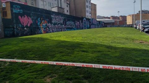 Una de las entradas a la zona para perros sueltos de Peitos, acordonada por la Polic�a