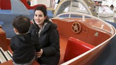 Sof�a L�pez con su hijo en el barco de Ode�n