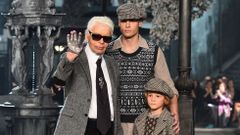 El dise�ador Karl Lagerfeld junto a un modelo que lleva una de las prendas plagiadas.