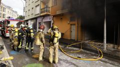 A primera hora de este jueves el incendio en un bajo y dos imprentas de Ribadeo estaba controlado, pero continuaba activo