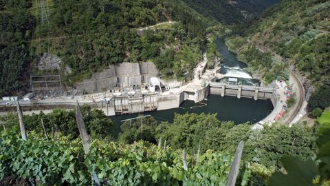 El embalse de Os Peares fue el primero construido, en 1953, para el aprovechamiento hidroeléctrico del río Miño.