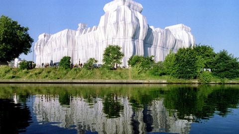 El reflejo del Reichstag, cubierto, en 1995