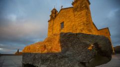 DOS ICONOS. El santuario de la Virxe da Barca de Muxa, y en primer plano el fragmento de la Pedra de Abalar que se desprendi, por ltima vez, en enero del 2014, en una tormenta.