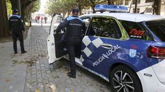 Agentes de la Polic�a Local controlando el pasado verano la zona peatonal del Cant�n