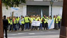 Los miembros de Agavida se concentraron delante del Parlamento gallego. 