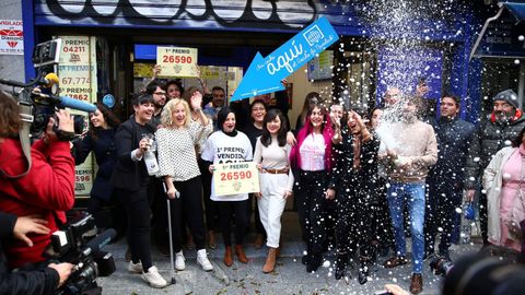 Celebraciones en la administraci�n de Do�a Manolita, que ha vendido parte del Gordo
