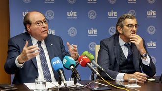Miguel Ángel Escotet, rector de la Universidad Intercontinental de la Empresa (UIE), y Juan Abarca, presidente de HM Hospitales, este jueves en A Coruña