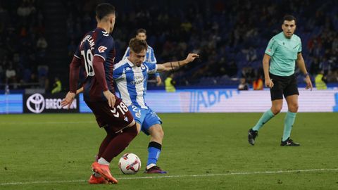 Mario Soriano chuta a gol en la accin que decant el partido contra el Eibar