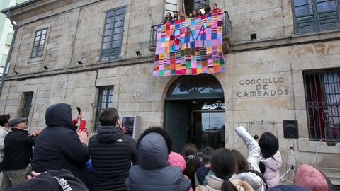 En Cambados houbo lectura de manifesto e colgouse un cartel conmemorativo feito de ganchillo por escolares do concello