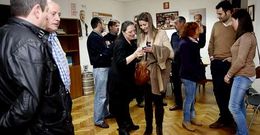 Los socialistas mari�anos antes de entrar a la reuni�n que mantuvieron ayer en Viveiro.