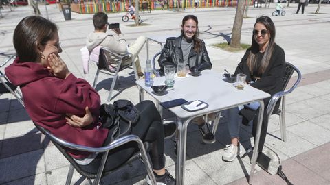 Paula Cuiña, Marina Delgado y Carlota Brage de terraceo en A Gándara