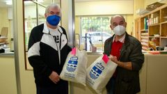 El trabajador municipal Javier Gago entrega mascarillas al director del IES Sof�a Casanova, Juan Platas